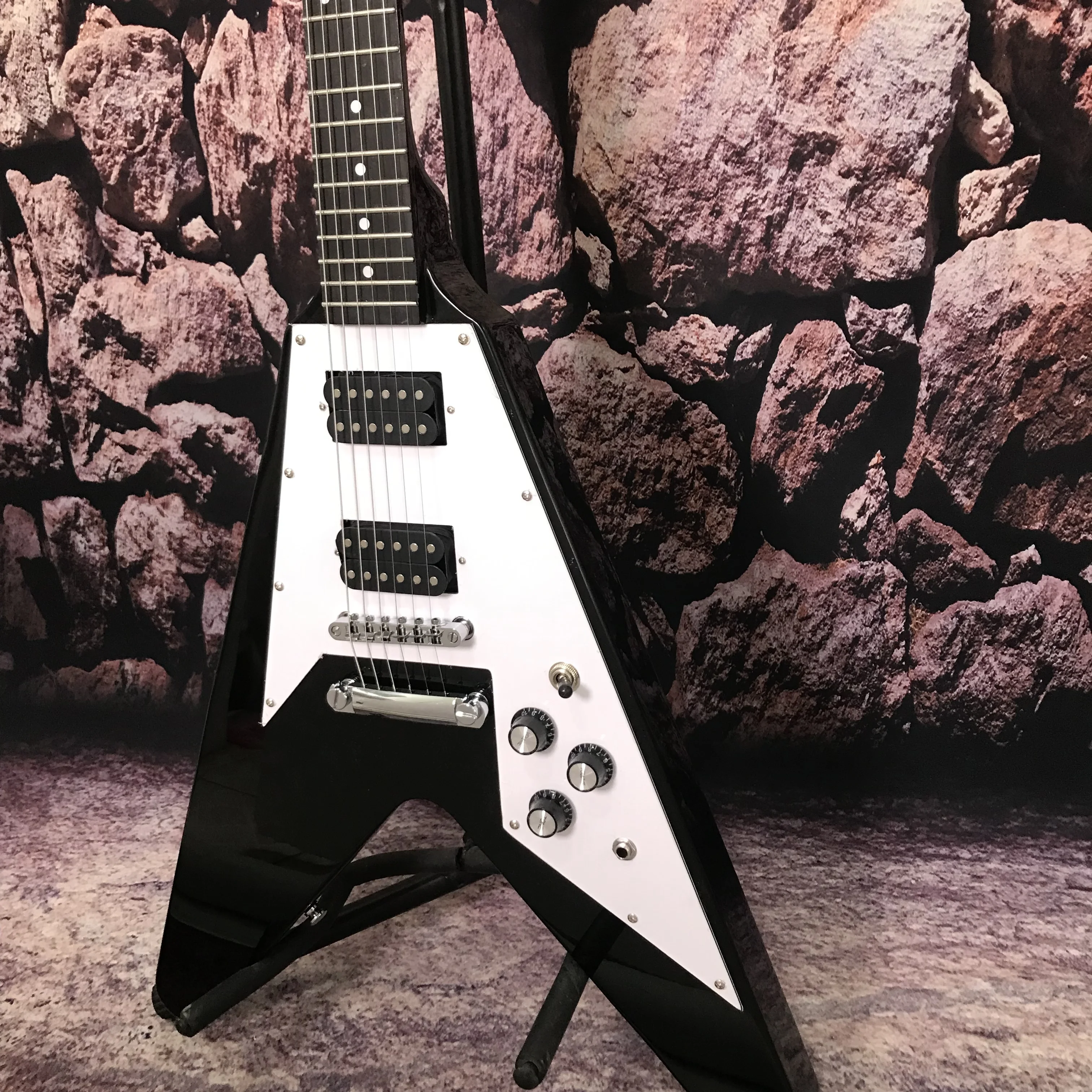 جيتار كهربائي مخصص من المصنع Flying V لون أسود نقطة تطعيم لوحة أصابع خشب الورد جودة عالية وسعر منخفض