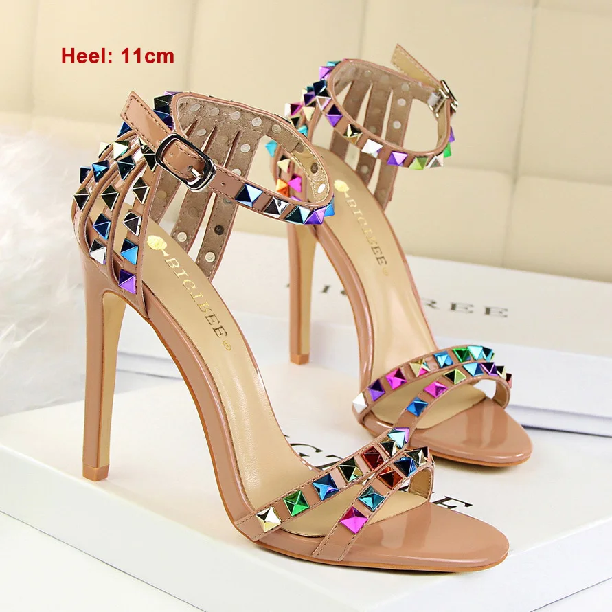 

Модные цветные сандалии с заклепками, женские летние туфли на тонком высоком каблуке в римском стиле, лето 2025 года, женские сандалии с открытым носком и ремешком на щиколотке