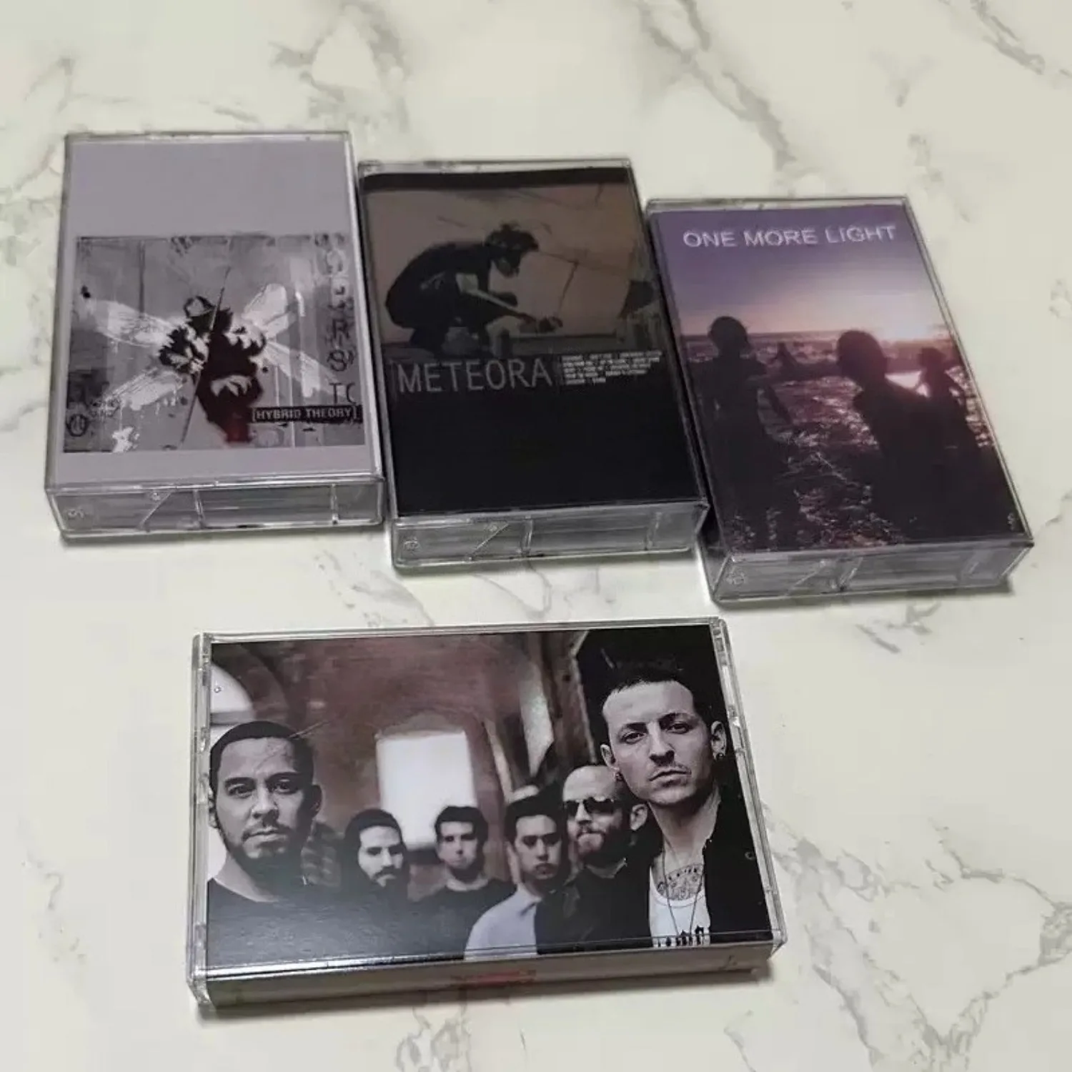 Cinta de Cassette de Música Coleccionable Premium con Diseño Artístico de Retrato Estilo Documental de Rock Retro Nu Metal