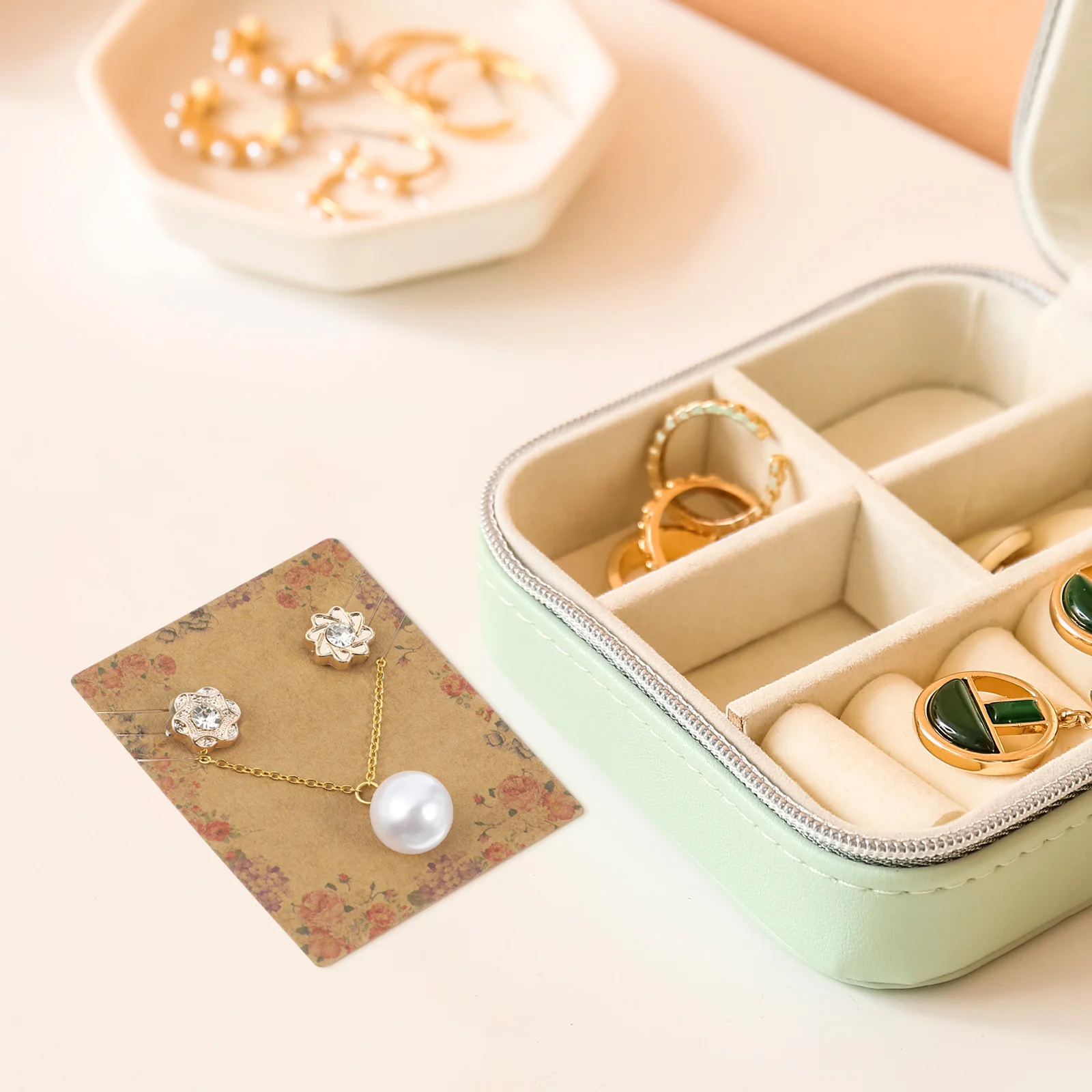 مجموعة بطاقات عرض مجوهرات بنمط الأزهار الجذابة مكونة من 100 قطعة للأقراط والقلائد والأساور ومجموعة بطاقات عرض المجوهرات