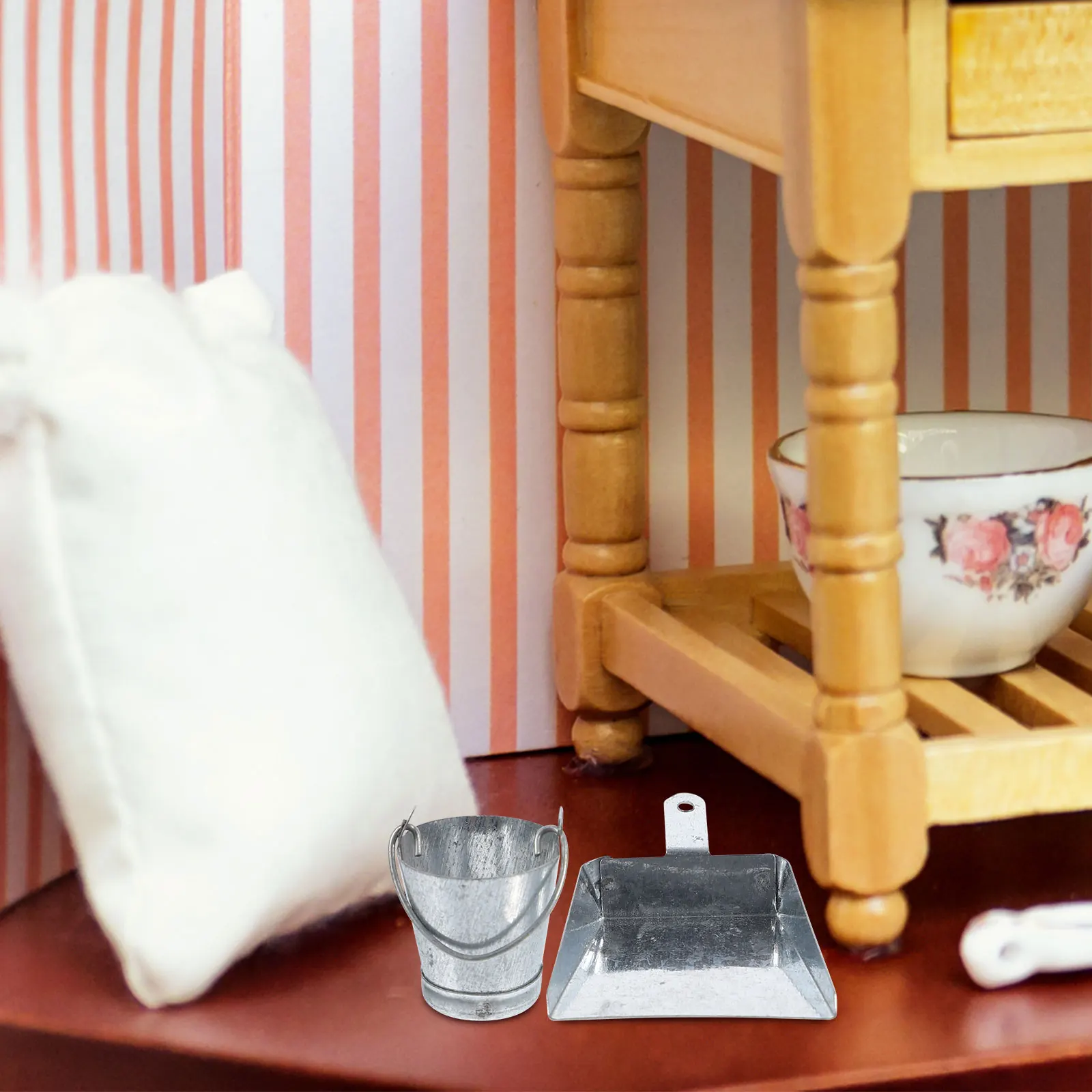 ถังขยะและถังน้ำโลหะแบบกระป๋องสำหรับบ้านตุ๊กตา อุปกรณ์ทำสวน ถังขนาดจิ๋วสำหรับของตกแต่ง