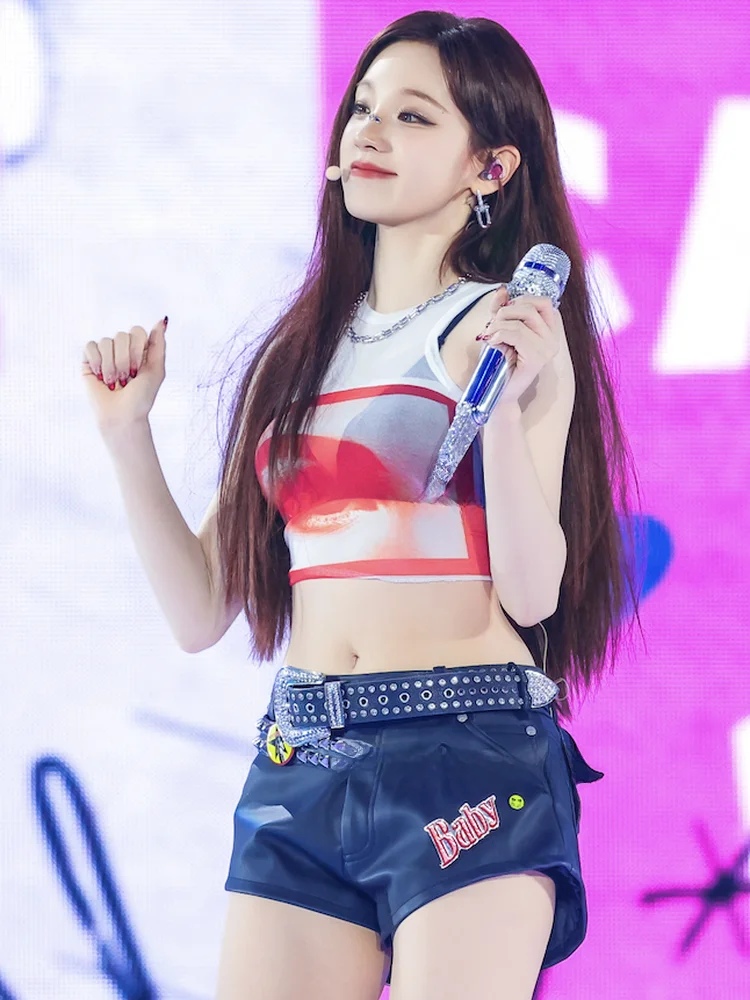 

Комплект для концерта Song Yuki: Полупрозрачный топ с принтом «Белое глазо» и коротким рукавом, черные шорты из искусственной кожи, круглый вырез, укороченный фасон