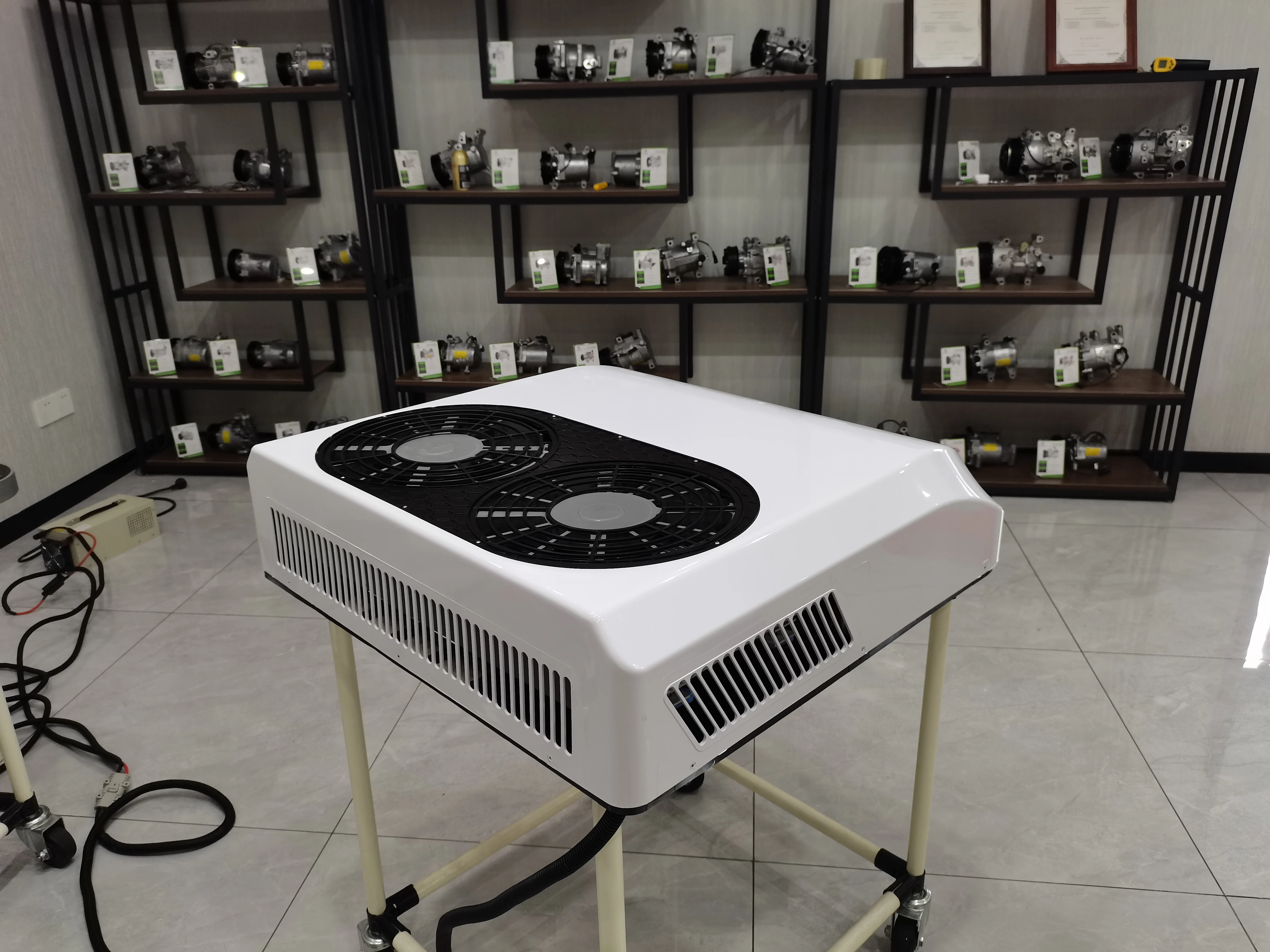 Mini condizionatore d'aria elettrico da parcheggio 12V 24V, unità di riscaldamento e raffreddamento della cabina per auto e camion