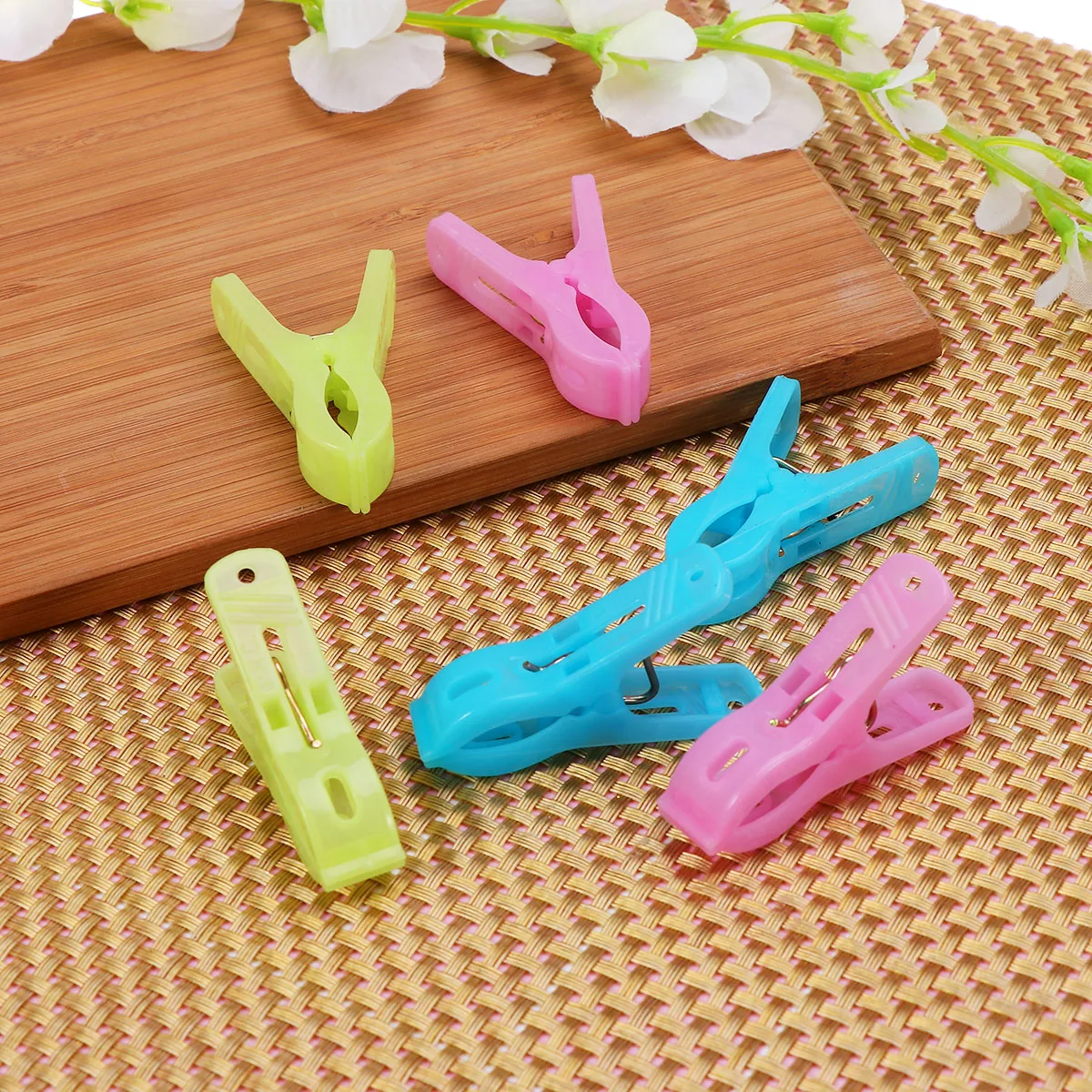 

24pcs Plastic Laundry Clothes Beach Towel Hangers Spring Clothes Pegs Clothespins (Random Color)