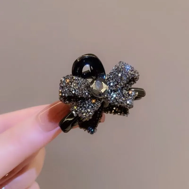 高級感あふれるフルダイヤモンドの小さなヘアクリップ。後頭部の髪を留めるのに適しており、洗練されたヘアスタイルを作るのに最適です。