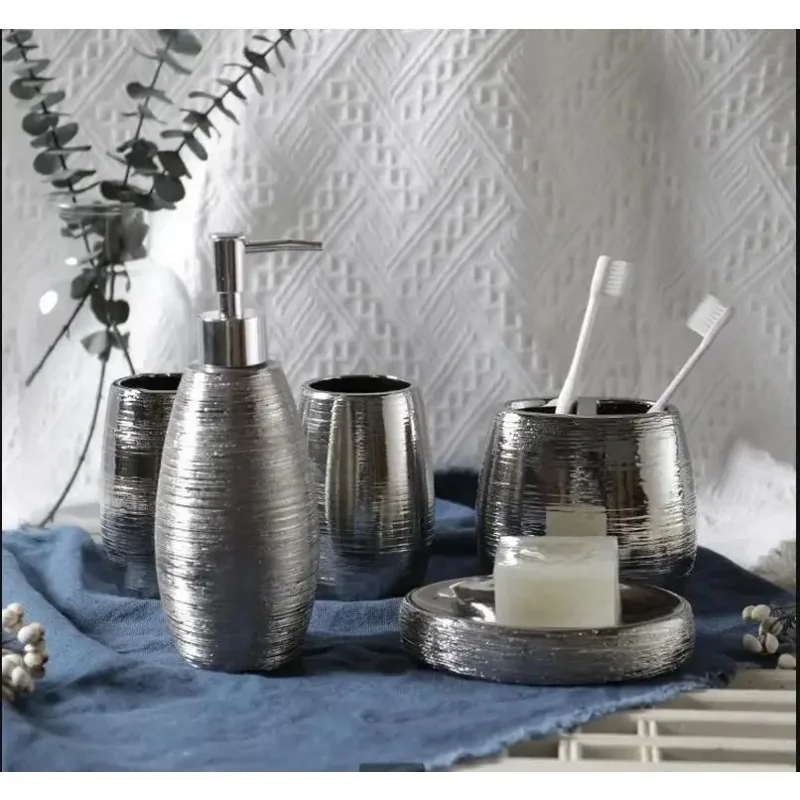 

Набор керамических принадлежностей для ванной комнаты из 5 предметов: стакан для умывания, бутылка для лосьона, держатель для зубных щеток, мыльница, стакан для полоскания рта