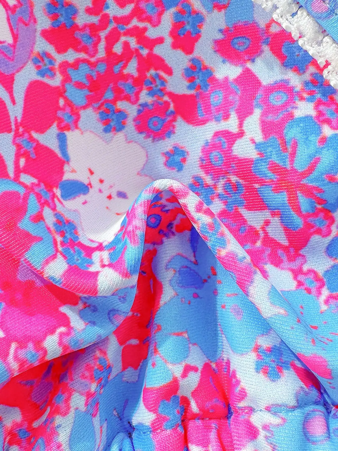 

Женский топ-бикини с цветочным принтом и подвеской в виде ракушки для пляжного отдыха