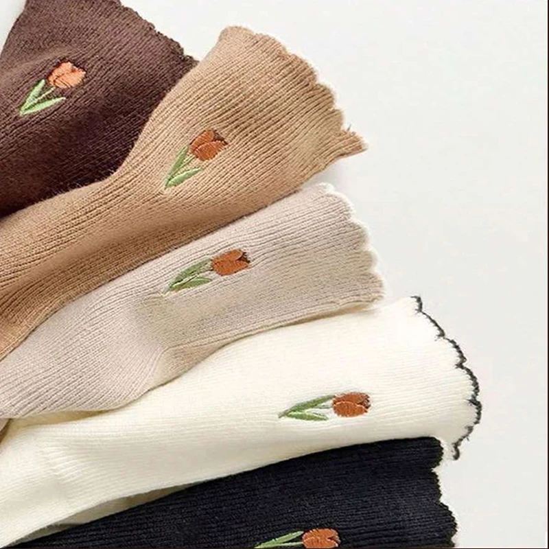 5-Paar Damen-Socken mit Blumenmuster und mittlerer Röhre, modische Plissee-Kanten, Vintage-Farbe, weich, bequem, für alle Jahreszeiten, lässige Socken – Detail 3