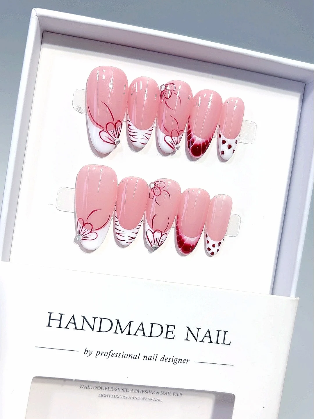 

Накладные ногти пастельно-розового цвета с цветочным узором — длинные овальные накладные ногти ручной работы с красными стразами для женщин (C453)