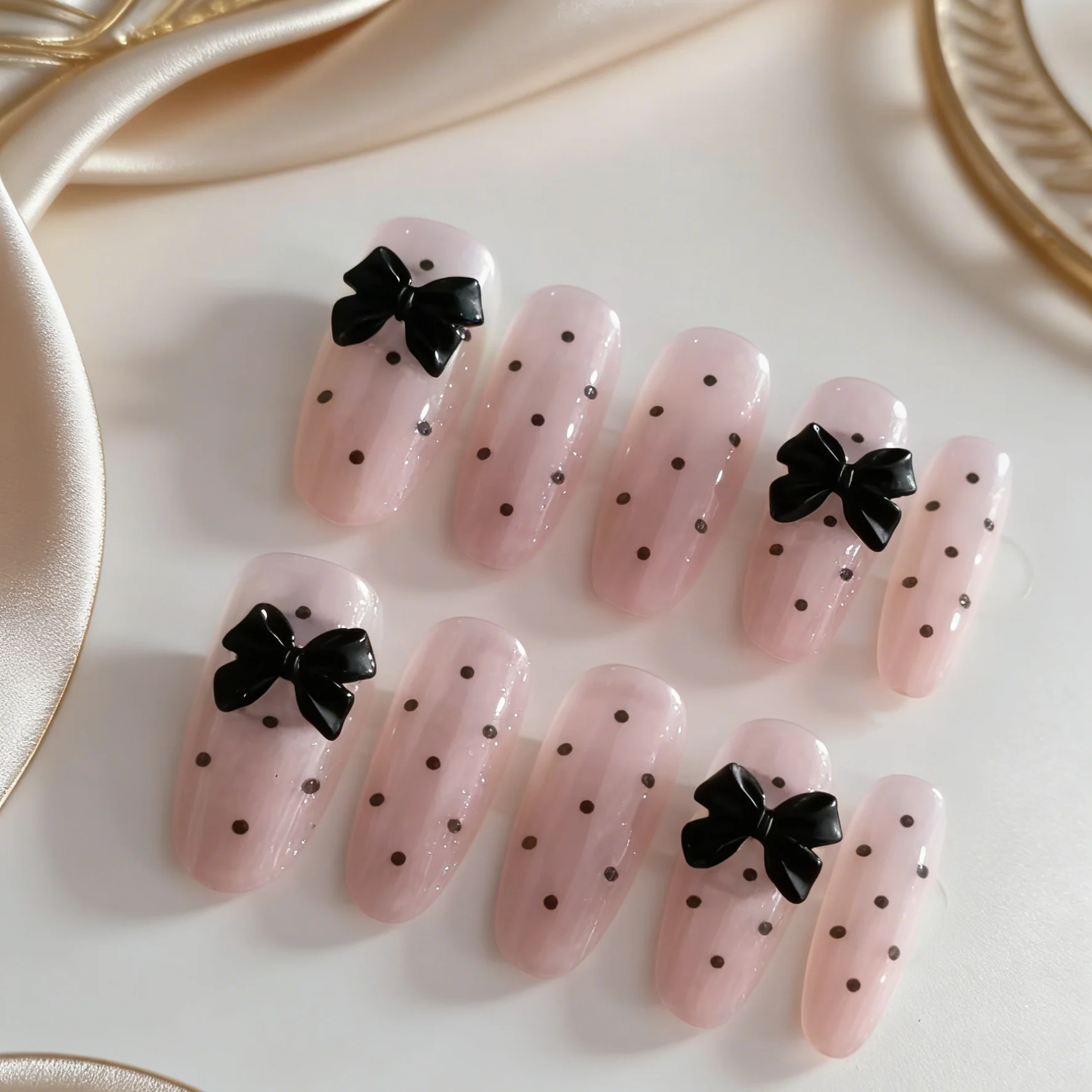 

10 pieces of hand-pressed oval nails, beautiful fake nails, with pinkish-white polka dots and bowknots, suitable for women