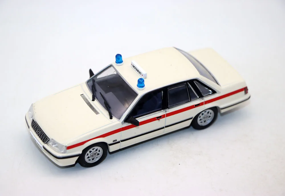 NOWOŚĆ 1:43 Opel Senator A2 Notarzt 1982-1986 PoliceCar Models Odlewane metalowe zabawki na prezent kolekcjonerski