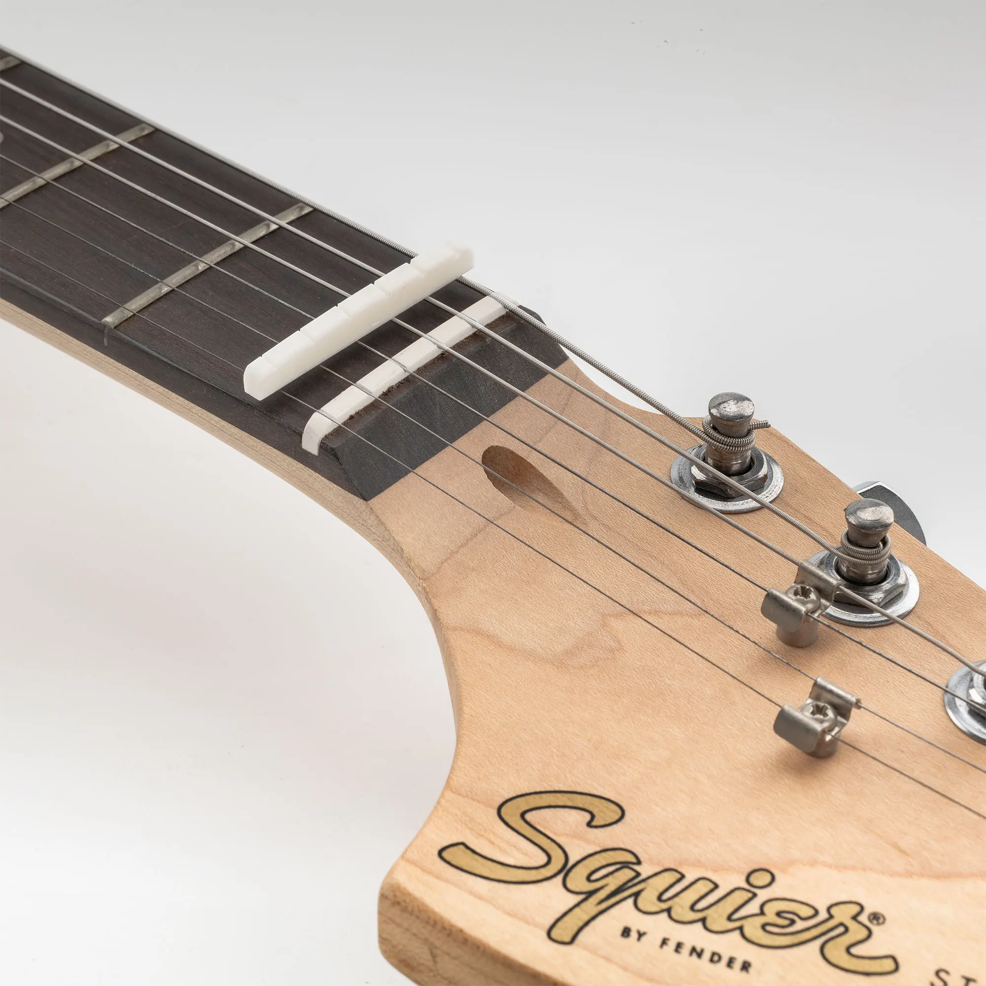 Musiclily Pro 40,5 x 3 x 5 mm flacher, geschlitzter Knochensattel für 6-saitige Squier Affinity ST Tele Style E-Gitarre (2er-Set) – Detail 11