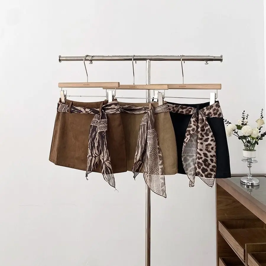 

Замшевая ткань, бархатная противолегкая юбка цвета хаки с высокой талией, женская осень 2023, новый корейский шелковый шарф, мини-юбка на бедрах