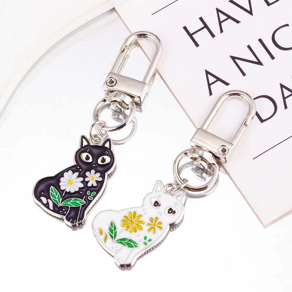 

2Pcs/Set Trendy Metal Enamel Floral Daisy Cat Charms Keychain Lovely Animal Keyrings For Couples Friends Bags Car Key Accessorie