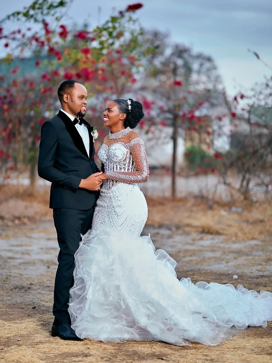 Personalizado brilhante pérolas strass vestido de casamento vestidos noivas gola alta mangas compridas em cascata babados vestido de noiva