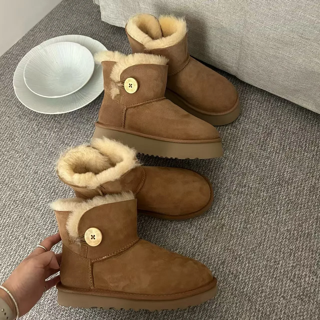 Nuevas botas de nieve de corte bajo de piel de oveja de invierno integradas para mujer impermeables estilo de botón de lana real cálido y cómodo fondo plano