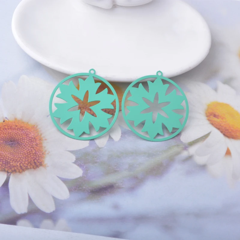 20 Stück AB9335 Messing-Schmuckanhänger in Form von Schneeflocken und Blättern, bemalte Weihnachtsanhänger, DIY-Accessoires für Damenohrringe – Detail 9