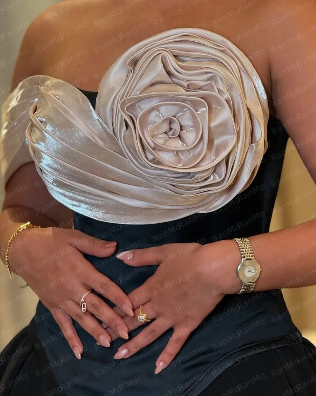 ชุดราตรีงานแต่งงานทรงเอไลน์แบบหรูหรา แบรนด์ Ranmo ความยาวกรอมพื้น ดีไซน์จับจีบ คอวีแบบหวาน ไหล่เดียว  คอลเลคชั่นชุดราตรีปี 2026 รับตัดตามสั่ง