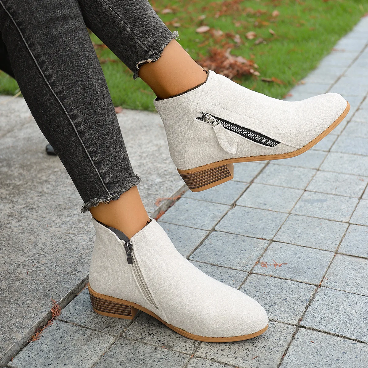 

New cross-border pointed-toe, thick-heel, side-zipper, large-sized European and American style for autumn and winter 2025