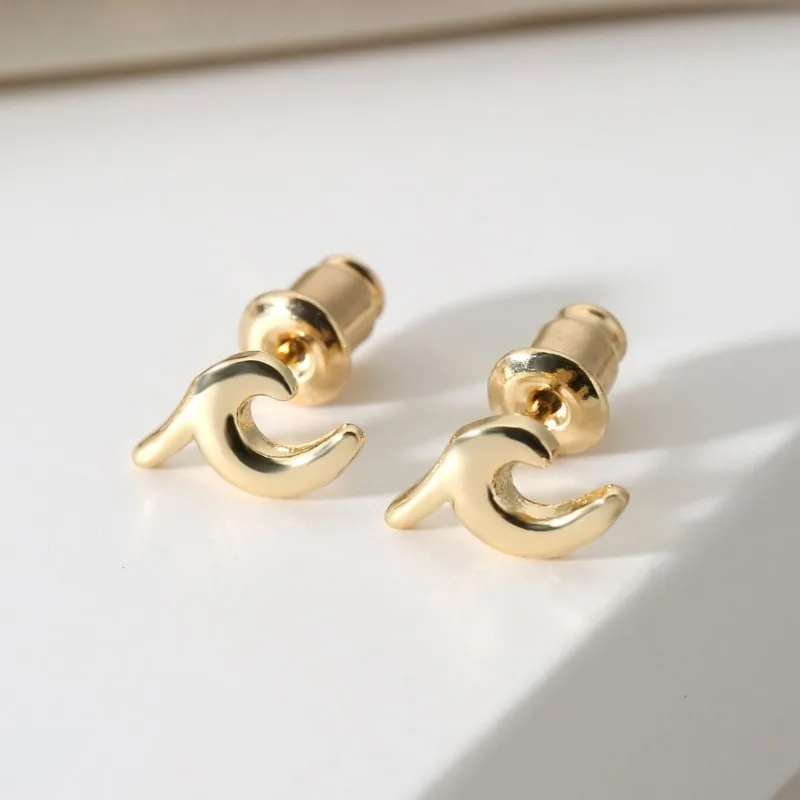 

Fashionable and popular wave shaped geometric earrings for women, spiral dart earrings, simple and versatile earrings