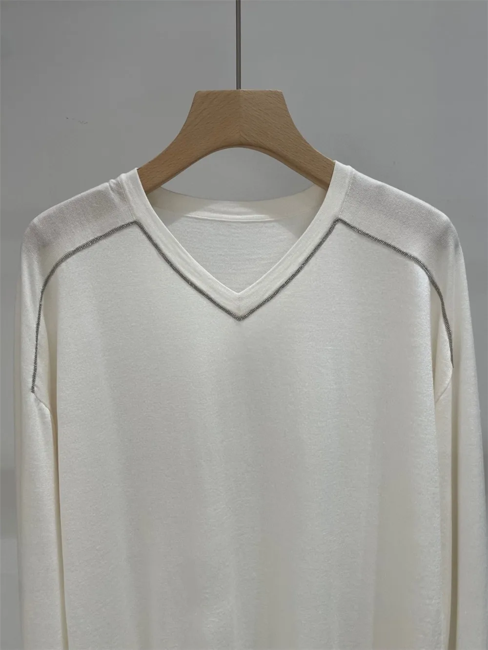 25 春夏の新 V ネック長袖ニットビーズチェーンファッション多用途トップ女性のための