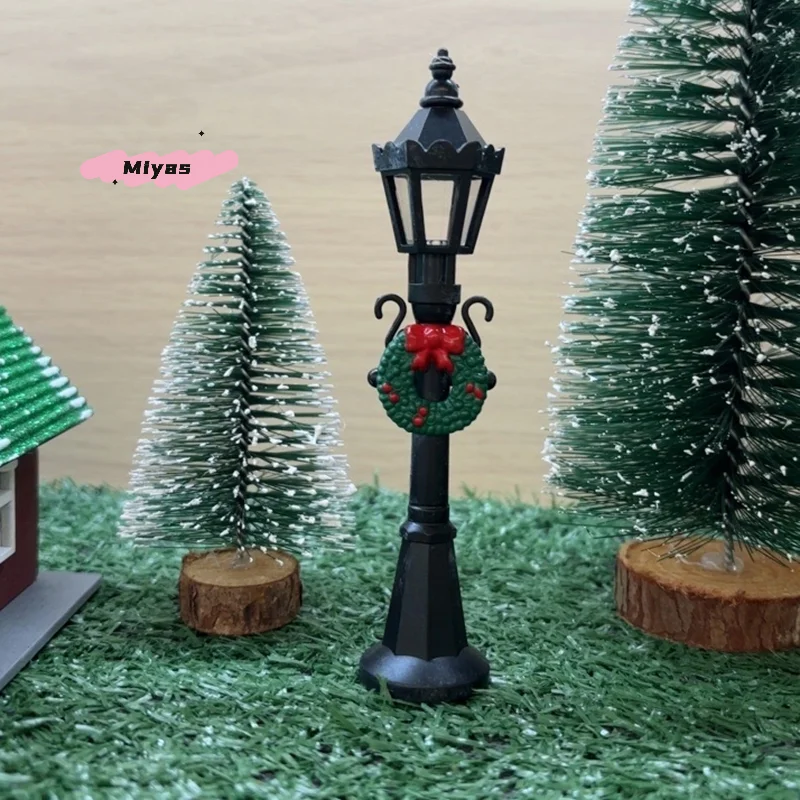 

2Pcs Miniature Dollhouse Street Light Model with Christmas Wreath Simulation Street Lamp for Micro Landscape Decor Kid's Toy