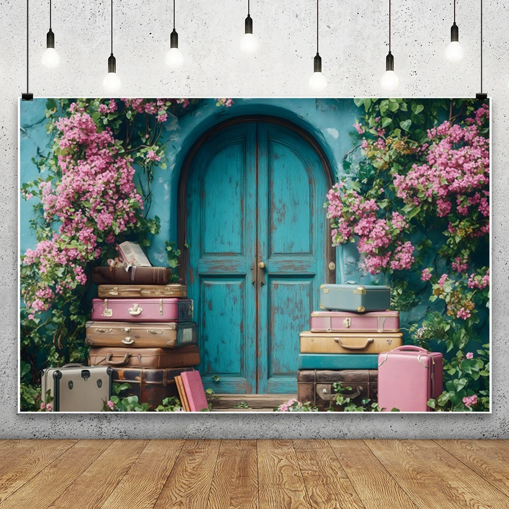 Fondo de fotografía de vides de flores de jardín, Maleta Retro, puerta de madera azul, reloj de pared de flores, varias cajas, retrato de bebé, fondo
