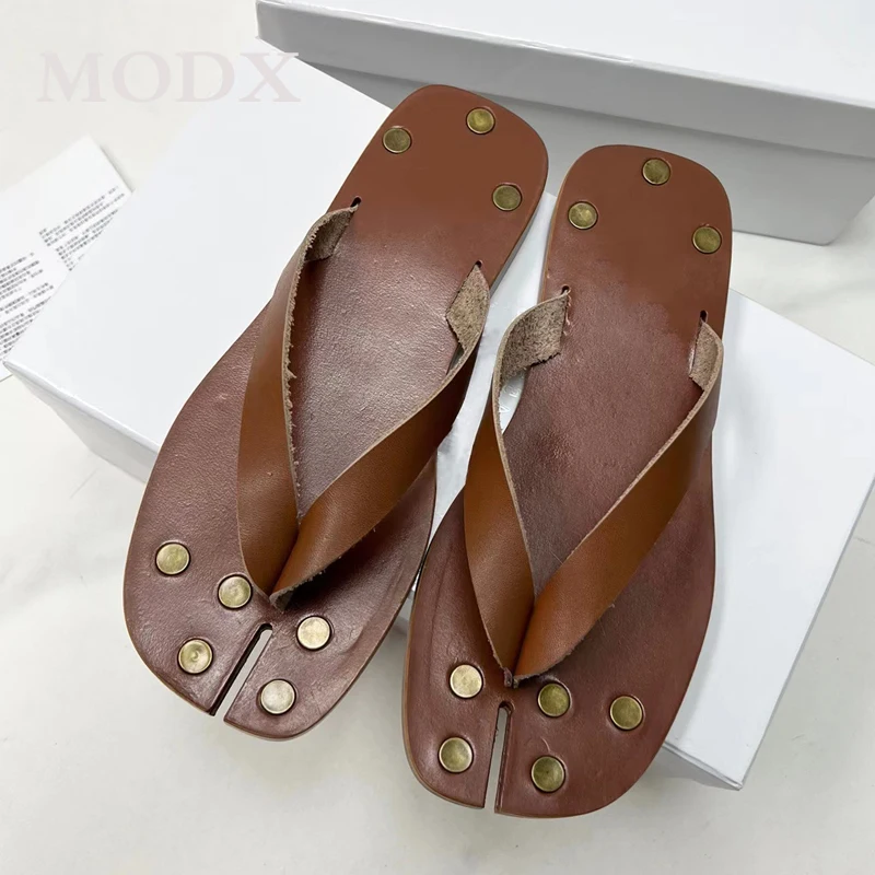 

Split Toe Flat Slippers Women Genuine Leather Metal Designer Outdoor Flip Flops 2023 Fashion Softer Elegant Casual Beach Shoes