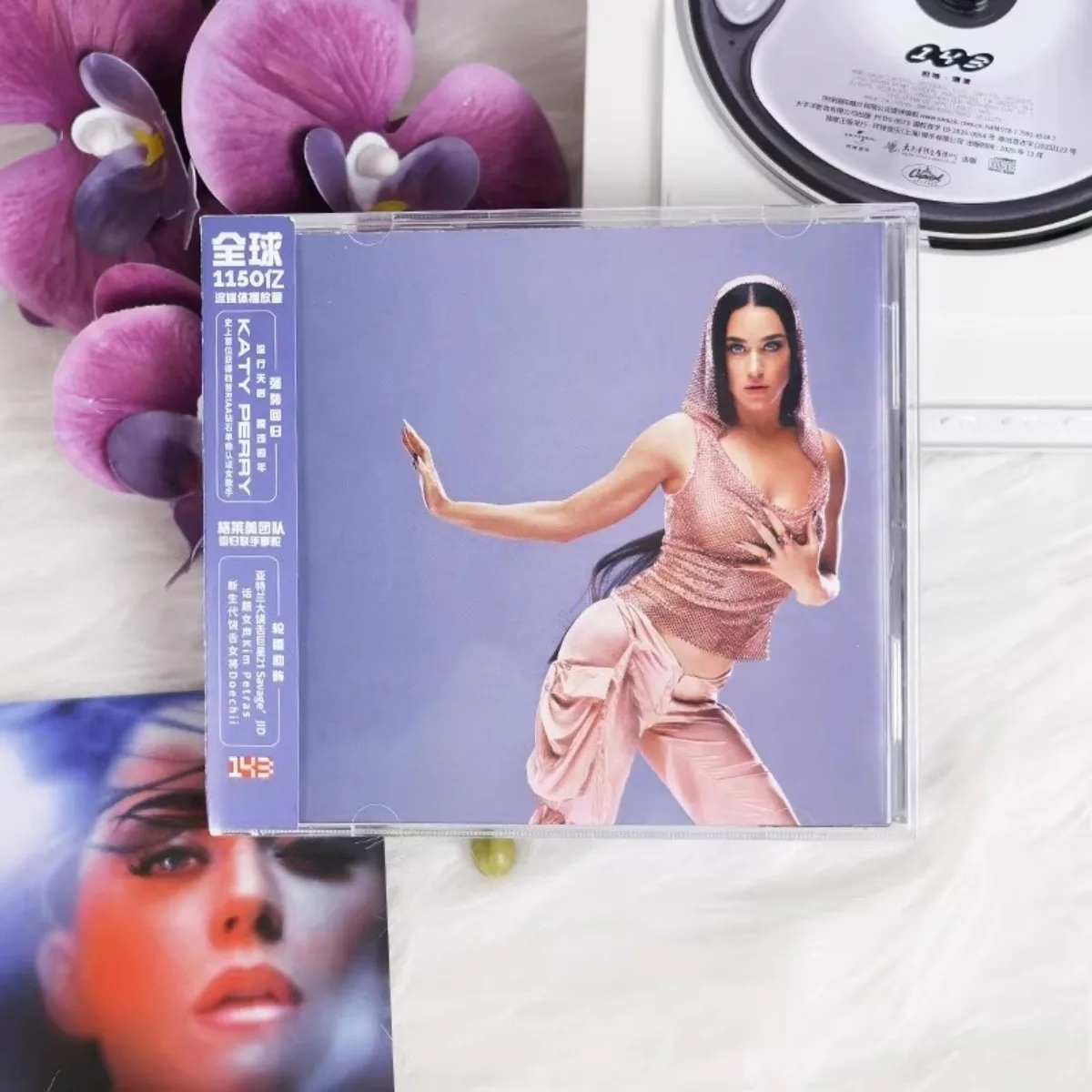 

Кэти Перри 143 - Культовый поп-альбом для вокальной студии с буклетом текстов песен и эксклюзивной карточкой с автографом, CD с поп-музыкой