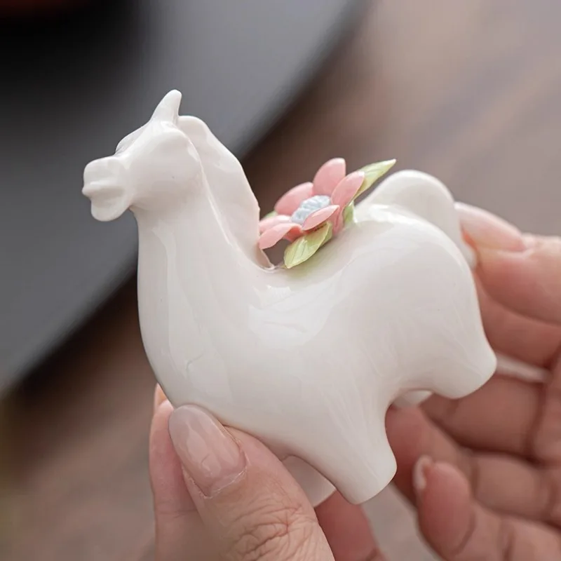 

Керамический пони, чай, украшение для домашних животных, украшение для дома, черная лошадь, позолоченный высококачественный белый фарфоровый орнамент ручной работы с лошадью, играющий чай