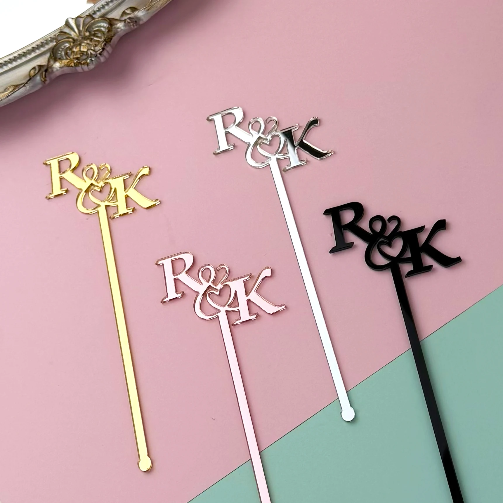 Personalisierte Hochzeits-Getränkerührer mit individuellem Namen, Cocktail-Swizzle-Sticks, Gastgeschenke, Getränkeanhänger für Brautparty und Bar-Events – Detail 2