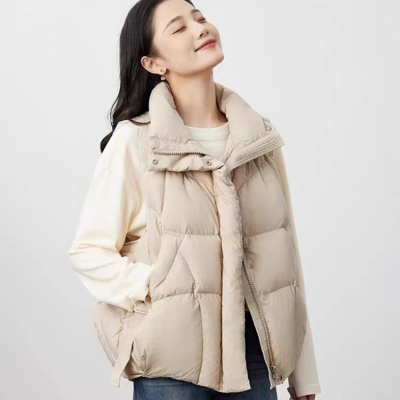 La versione coreana della moda piumino da donna indossa un nuovo gilet termico leggero con streamer triangolare in piuma d'anatra bianca