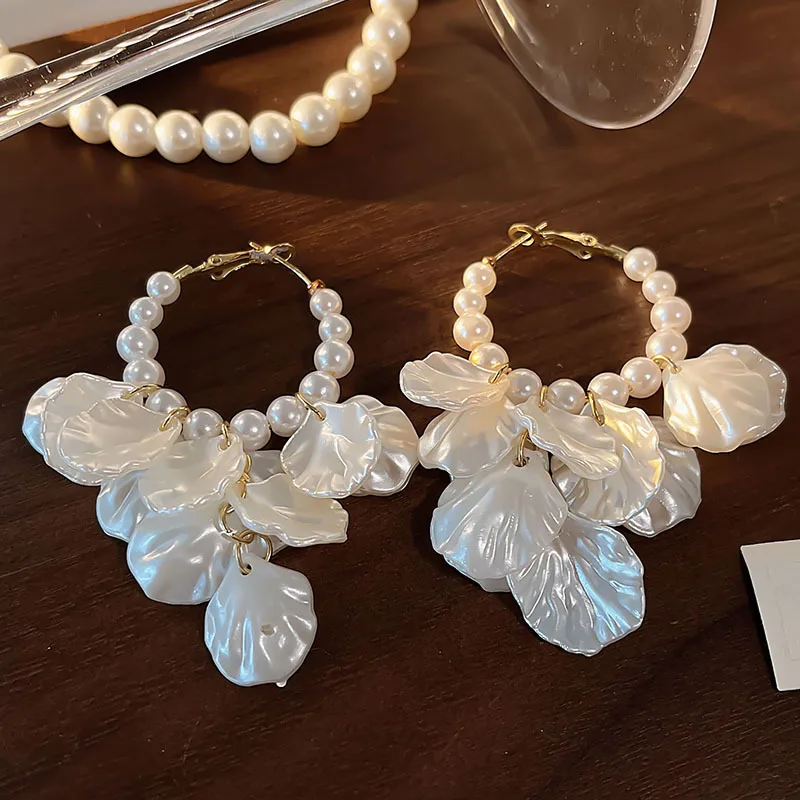 French Style Retro White Tassel Shell Petal Flower Pearl Beaded Hoop Earrings For Women Elegant Wedding Flower Party Jewelry