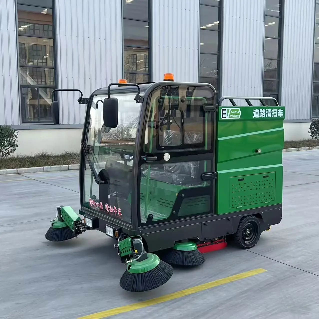 Customized High Cost-performance Ride-On Self-Propelled 48V Electric Sweeper New Users Find It Convenient Flexible Clean Fallen