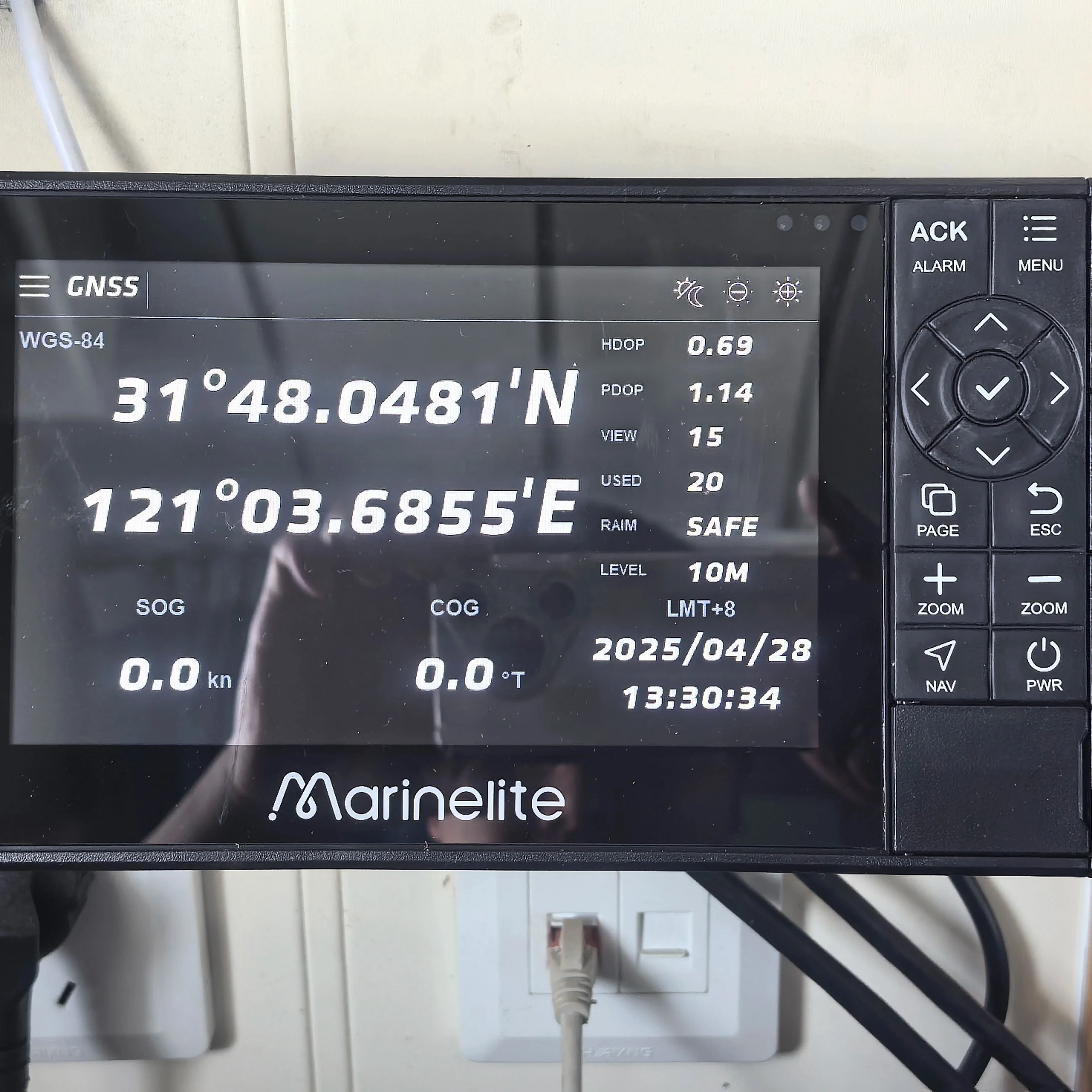 Seaworld Satellite GPS System Marine Navigation and Tracking Navigator for Boats Essential Marine Supply
