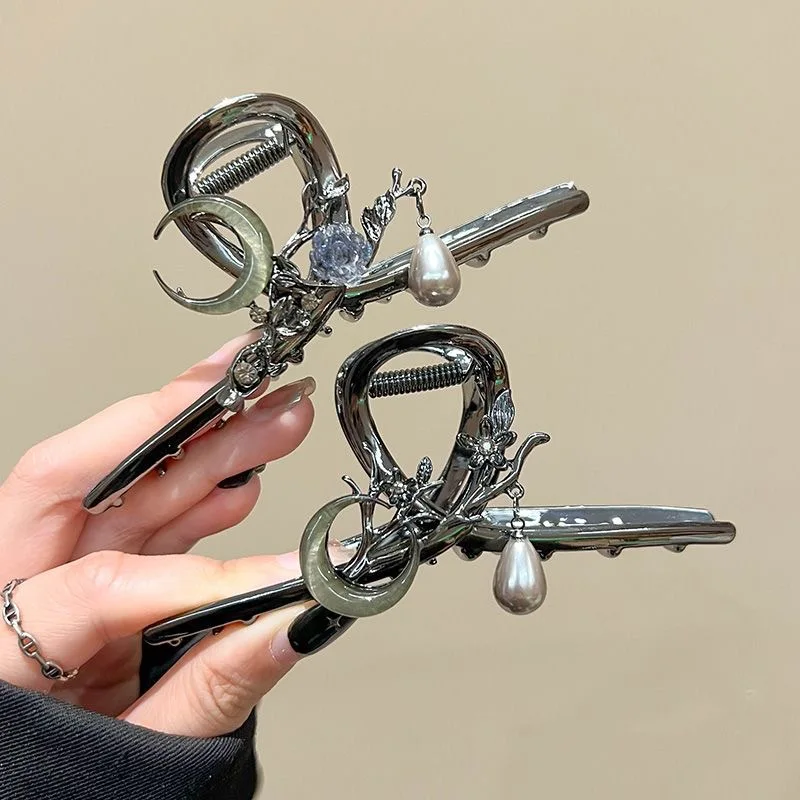 

Imitation pearl flower crescent decorative hair clip, large non-slip hair clip, suitable for women's daily use