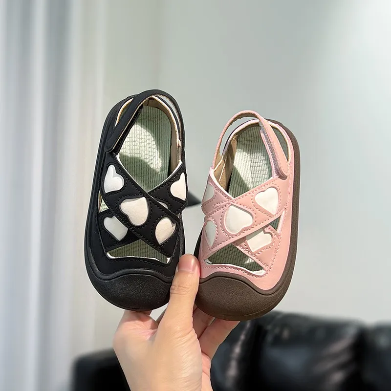 

Детские пляжные сандалии с закрытым носком для девочек, мягкая подошва, милые, летние, новинка 2026 года, повседневные туфли для принцесс, нескользящие, очаровательные