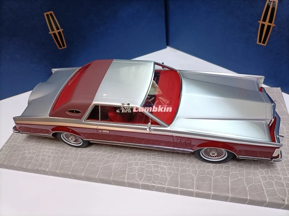 AMC 1:18 For Lincoln Continental Mark V Red and Silver Special Edition Limousine Model Collectible Ornament Gift Miniature