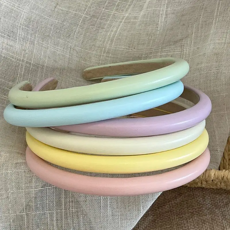 Sommerliches, bonbonfarbenes, dünnrandiges Leder-Stirnband mit rutschfestem Innenfutter, mattiertem Finish, süße Haarbänder, Accessoires für den Alltag und Feiertage – Detail 3