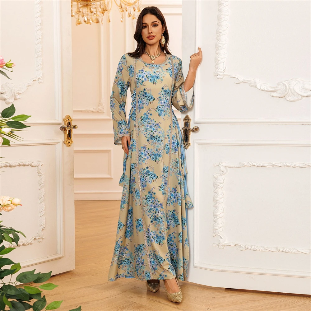 Een modieuze en elegante moslimjas met een ronde hals en een jurk met bloemenprint