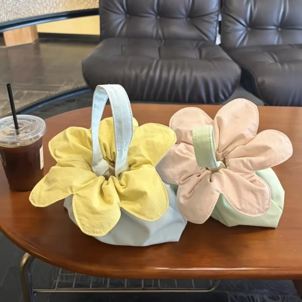 Neue Polyester-Blumen-Kordelzugtasche, tragbare, leichte Handgelenktasche mit Kordelzugverschluss, Mini-Geldbörse für Damen und Mädchen