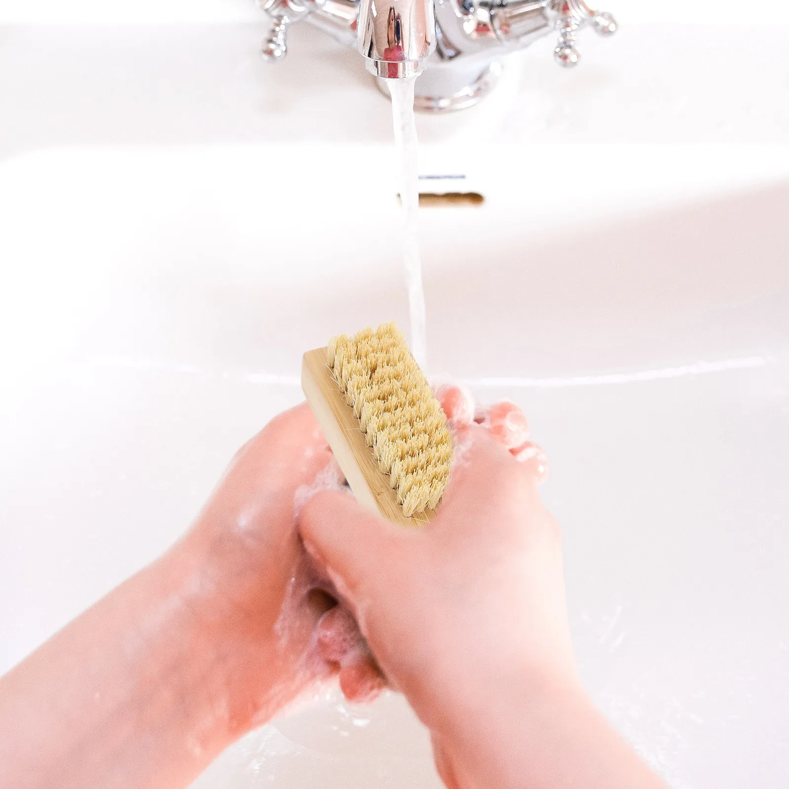 

2Pcs Bamboo Sisal Hemp Nail Brush Fingernail Scrub Brush Ergonomic Handle Cleaning Tool for Finger Toenail Dirt Removal Travel