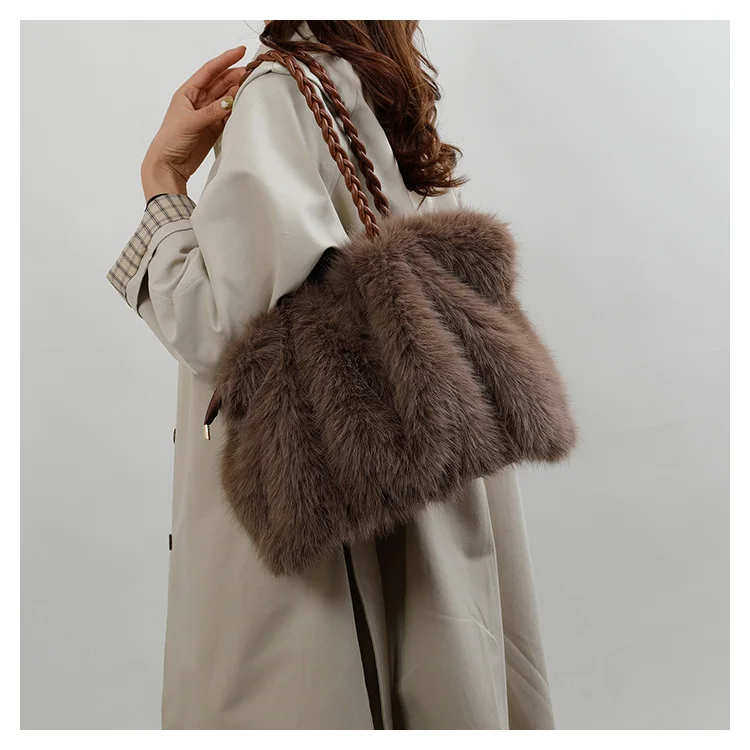 حقيبة كتف نسائية عصرية ذات سعة كبيرة للتنقل اليومي للخريف والشتاء مصنوعة من مادة ناعمة جديدة حقيبة فرو بسلسلة مطوية #2