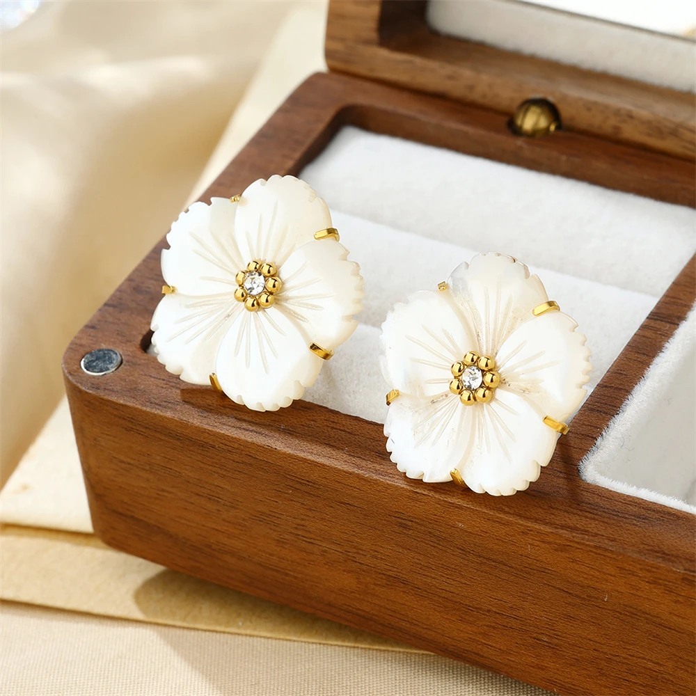 Elegant White Shell Flower Stud Earrings For Women Chic Party Wedding Stainless Steel Earrings Fashion Jewelry Girls Gift 2024