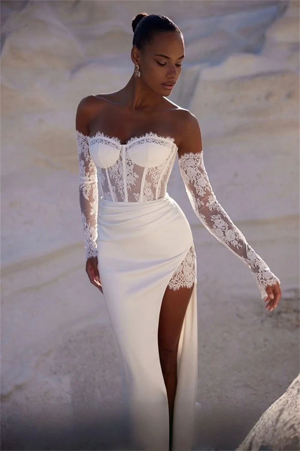 東京カスタムメイドのエレガントなオフショルダーロングスリーブウェディングドレス、サイドハイ スリットジップ付きブライダルガウン、ホワイトマーメイドウェディングガウン