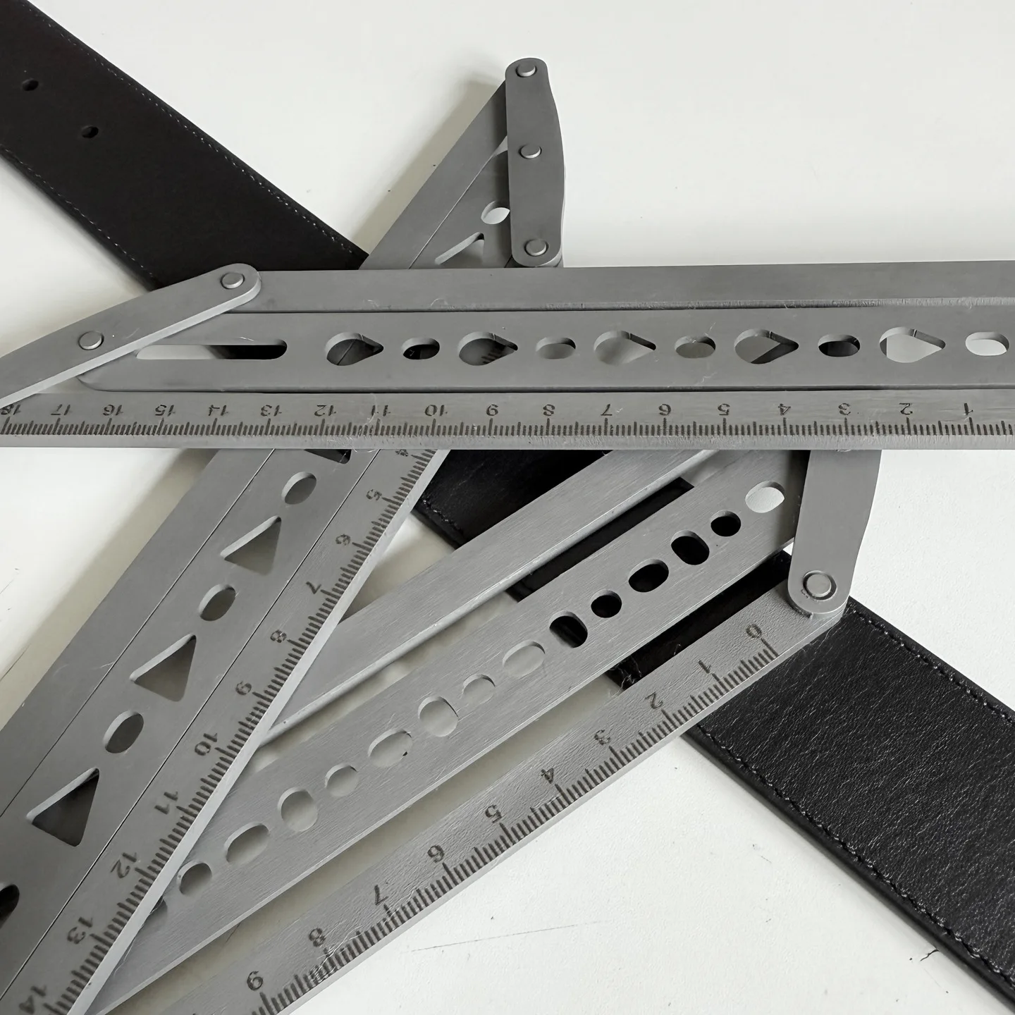 ไม้บรรทัดวัดตำแหน่งเข็มขัดหนัง - Leatherwork Ruler บทวิจารณ์และราคา