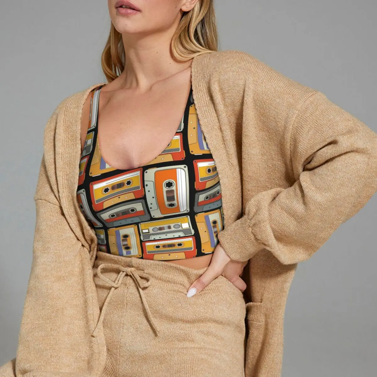 カスタム80年代風ヴィンテージカセットテープ柄スポーツブラ、ハイインパクトベスト、ジムワークアウト、ヨガ、クロップタンクトップ