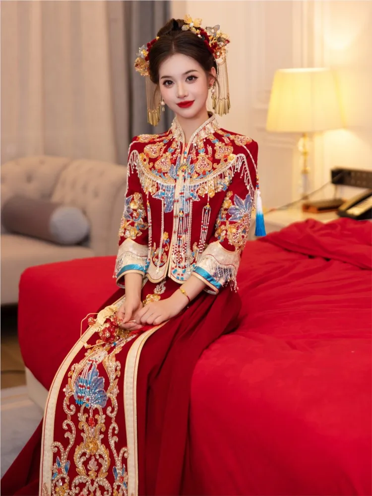 The new Chinese-style wedding dress for brides features a elaborate phoenix crown and red cape