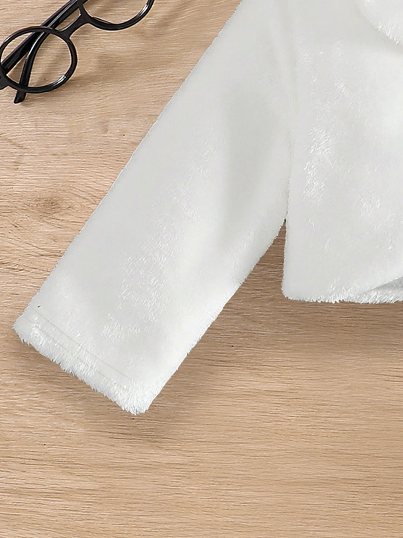 Weiße, flauschige Jacke für Mädchen, Größe 4–8 Jahre, mit Peter-Pan-Kragen, Strassknöpfen und kurzem Schnitt, als Bolero für ein Prinzessinnenkleid. – Detail 5