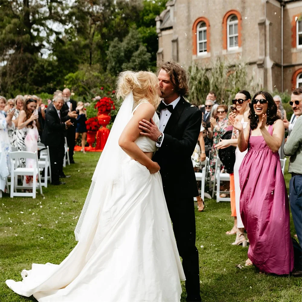 Tokyo Maßgeschneiderte weiße Brautkleider mit V-Ausschnitt, ärmellose Hofschleppe-Brautkleider 2025, elegante A-Linien-Hochzeitskleider mit Reißverschluss hinten